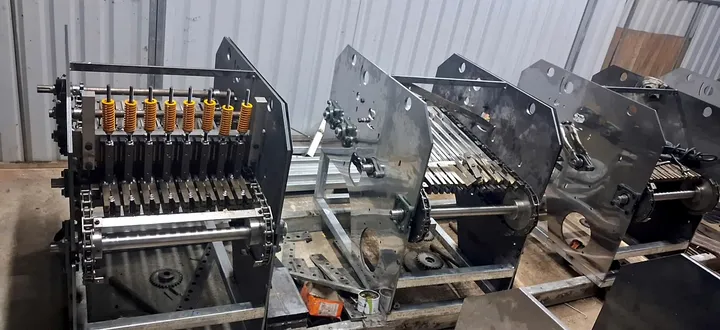 Spring-loaded blade holders — the heart of every cutting head